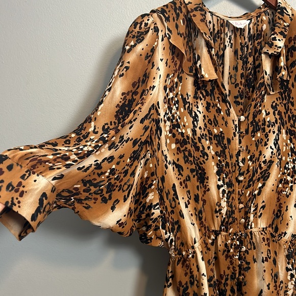 Parker 100% Silk Animal Print Blouse bag sleeve ruffle neck Size medium - Picture 6 of 16